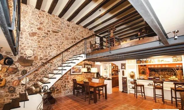 Casa en el centro peatonal, estilo rústico, totalmente rehab - foto 3