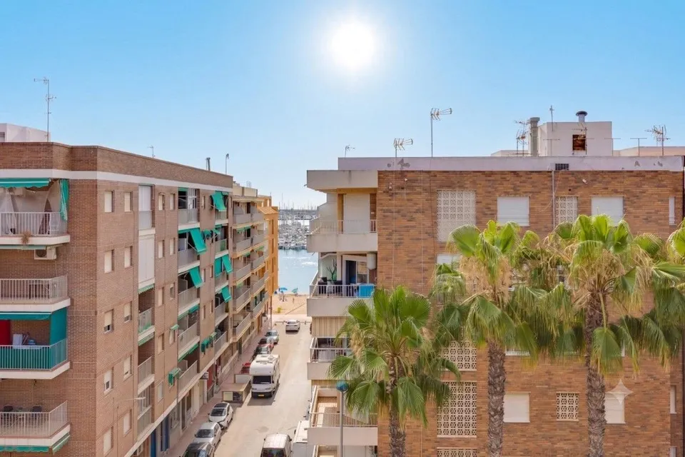 Ático reformado en venta en Torrevieja a 100 metros de la playa del acequión, con 3 dormitorios y 2 terrazas