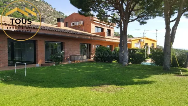 EXCLUSIVA CASA A 4 VIENTOS CON PISCINA Y VISTAS PANORÁMICAS  - foto 2