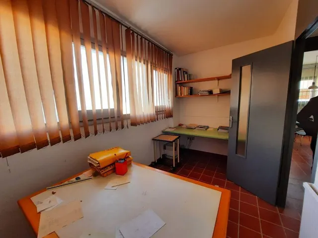 Local de 90 m2 esquinero. — 6