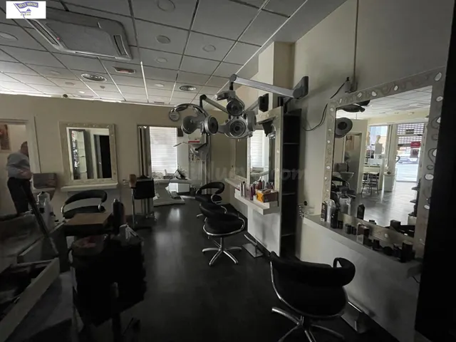 LOCAL EN ALQUILER CON TRASPASO: PELUQUERÍA Y ESTÉTICA — 4