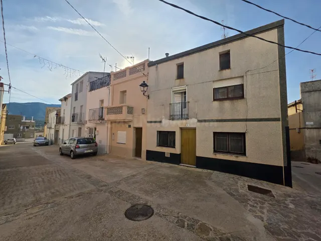 Casa de pueblo esquinera con buhardilla, gran almacén y terr