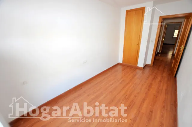 Amplitud y luminosidad para tu familia en este espacioso piso con ascensor y vistas despejadas — 9