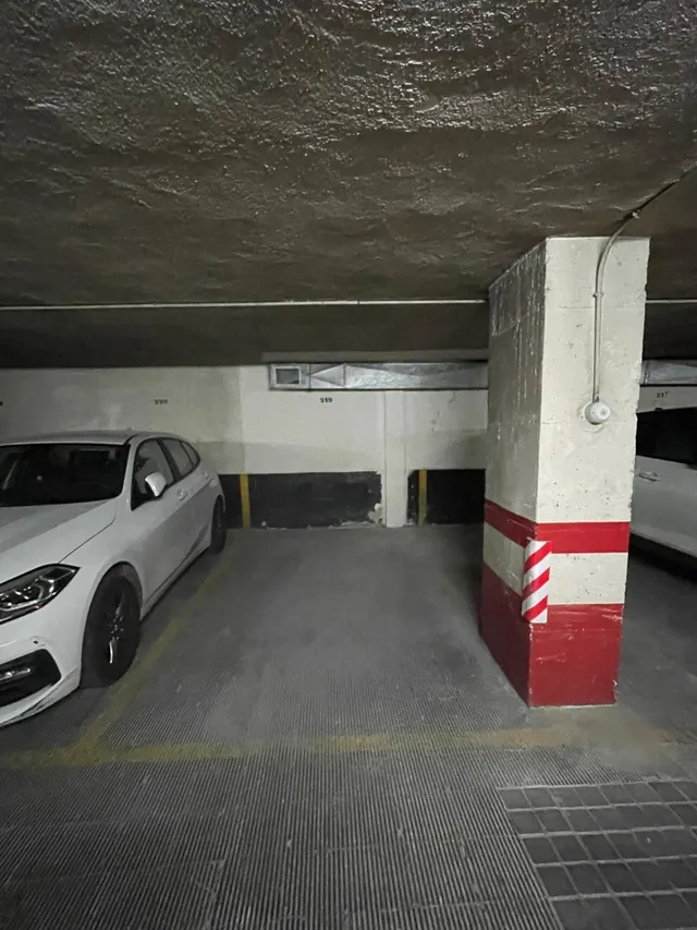 Plaza de garaje para coche pequeño — 6