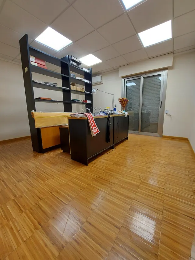 SE VENDE O ALQUILA LOCAL DE OFICINAS Y DESPACHOS EN BENIAJAN — 27