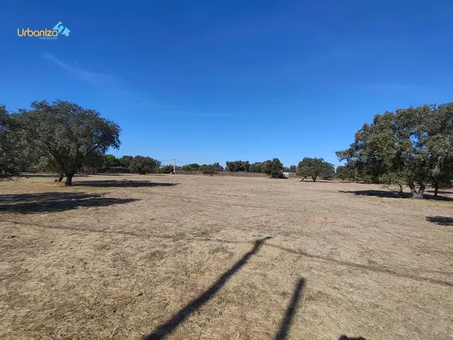 Parcela en tres arroyos totalmente vallada con pozo, portera de entrada y  2 acometidas de luz — 10