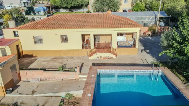 Casa con piscina - foto 2
