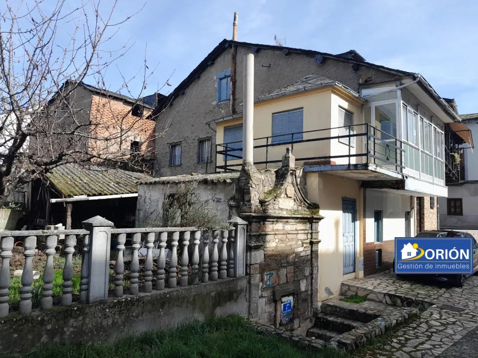 CASA CON PATIO PARA REFORMAR EN CACABELOS