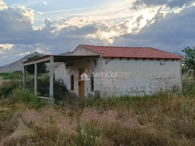 SE VENDE PARCELA CON CASITA DE CAMPO PARA REFORMAR CERCA DE 