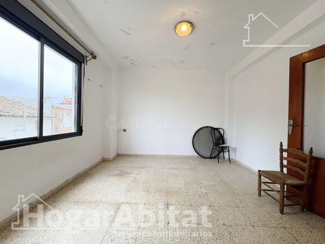 AMPLIA CASA PARA REFORMAR CON GARAJE Y TERRAZA EN EL CENTRO - foto 4