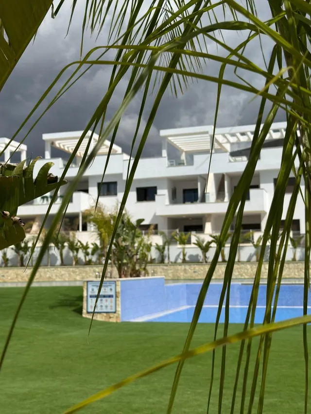 BUNGALOW EN PLANTA BAJA CON DOS TERRAZAS, PISCINA Y PARKING  - foto 4