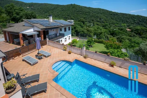 Paraíso Privado en Can Domènech: Lujo, Sostenibilidad y Naturaleza en Sant Cebrià de Vallalta