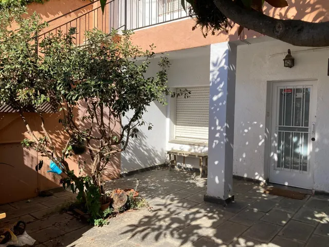 CASA PLANTA BAJA CON 2 VECINOS CON JARDÍN — 48