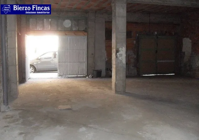 SE ALQUILA LOCAL-ALMACÉN EN LA ZONA ALTA DE PONFERRADA - foto 2