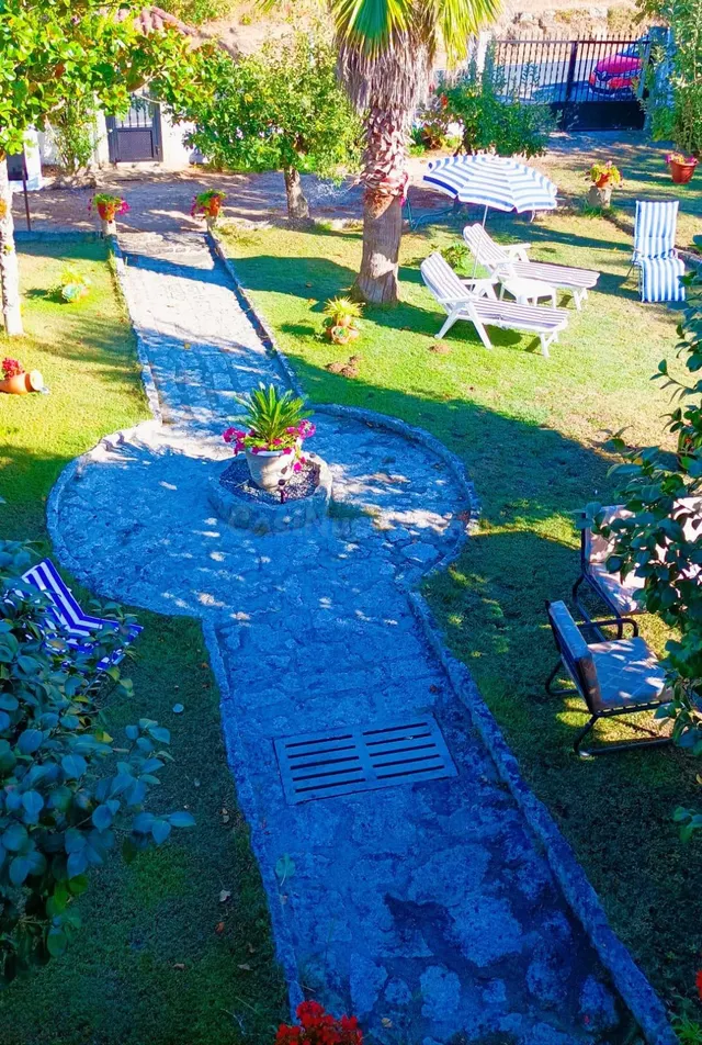 Chalet con jardín y piscina en Leiro - foto 3