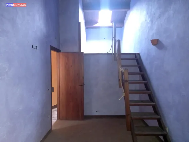 Se vende céntrico hostal-mesón — 28