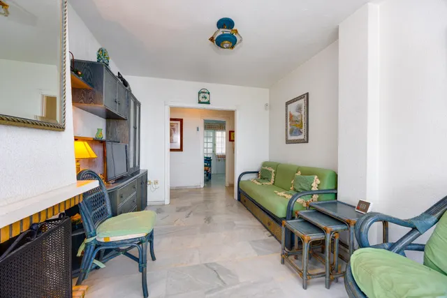 Apartamento de tres dormitorios y dos baños en residencial Duquesa Beach, primera línea de la playa de los locos — 9