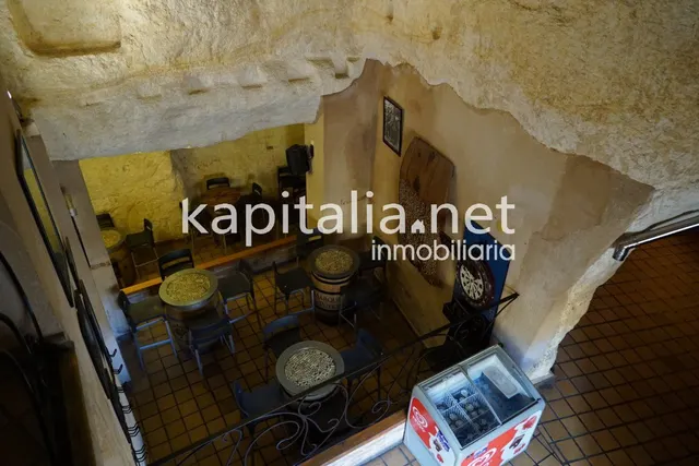 Bar en la emblemática población de Bocairent. — 21