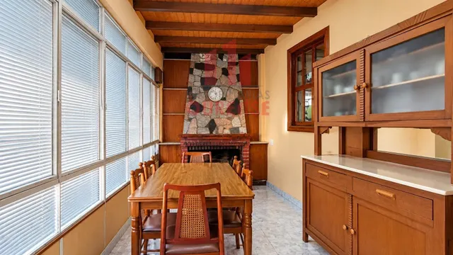 Casa de tres plantas con terraza y garaje amplio cerca del pazo de bentraces — 18