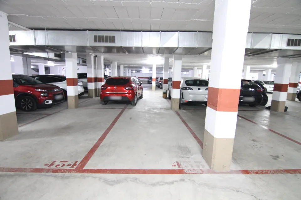 Se vende plaza de aparcamiento para coche mediano zona Bon Preu