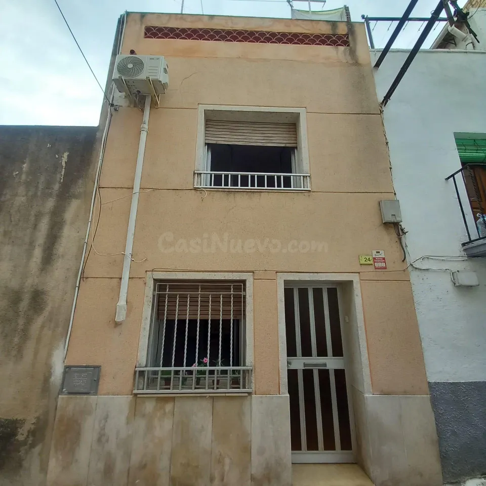 Casa adosada de tres plantas en Jesús, Tortosa.
