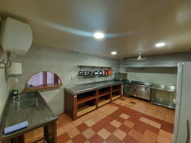 LOCAL COMERCIAL CON MUCHAS POSIBILIDADES — 7