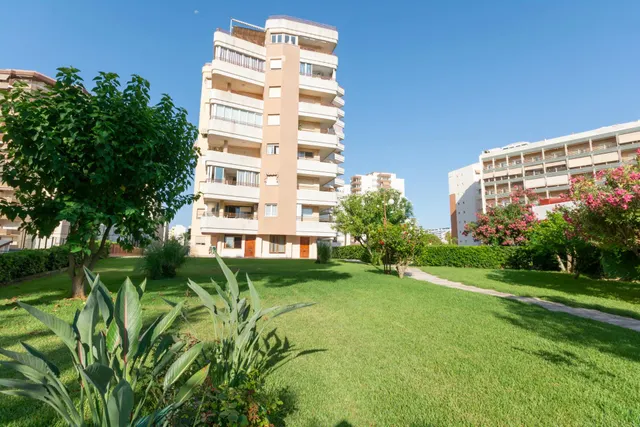 Amplio Apartamento en Playa de Gandia con Vistas al Mar — 4