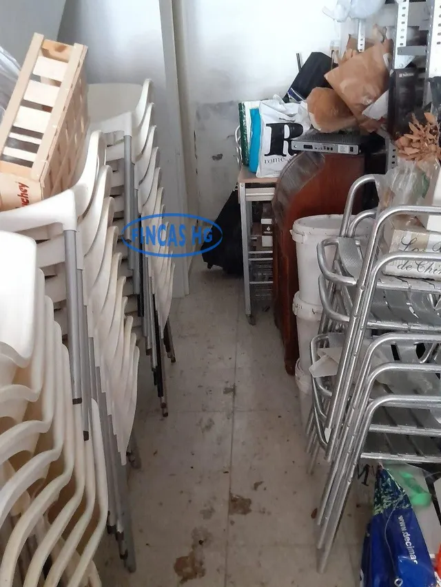 Local comercial situado en el barrio de Los Ángeles, a pocos metros de la Avenida de Teulada. — 4
