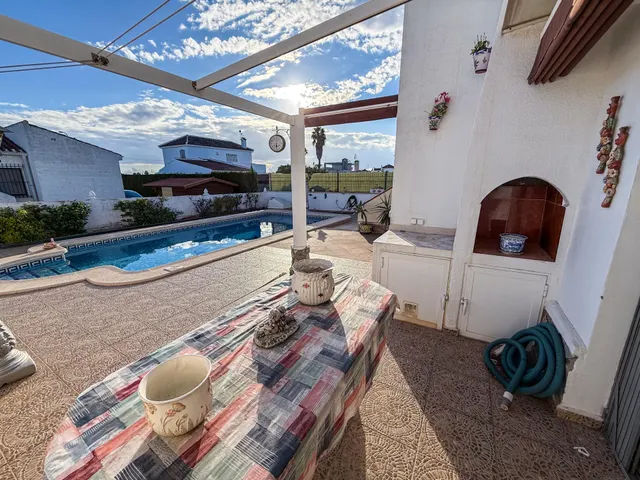 Amplio chalet pareado en El Chaparral — 4 dormitorios, 4 baños, piscina privada y gran parcela — 24