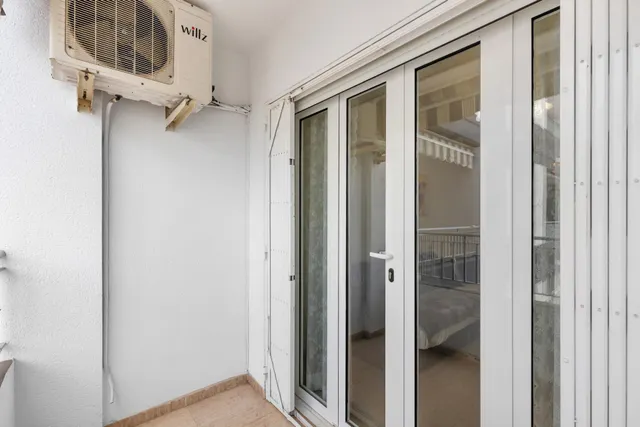 Apartamento de 2 dormitorios con piscina, garaje y trastero cerca del centro de Torrevieja — 9