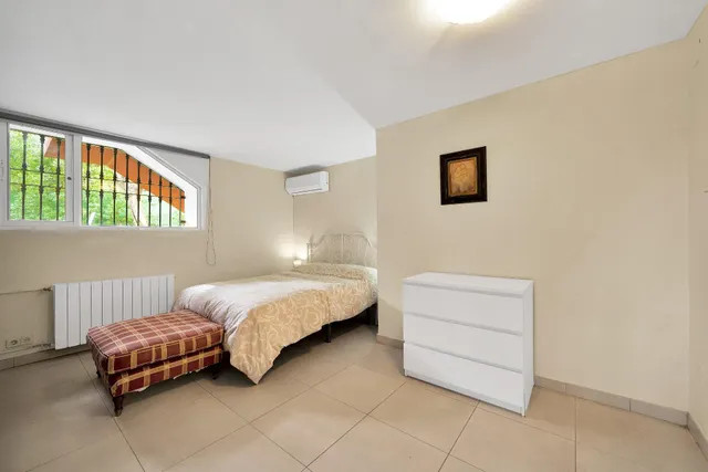 Alquiler larga temporada - Villa Privada con Piscina y Amplio Jardín en Cerrado de Elviria, Marbella — 39