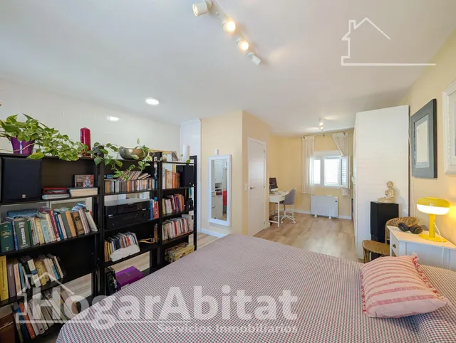 ¡Cerca del mar! Precioso Adosado reformado en residencial, con solarium, piscina comunitaria y garaje — 40