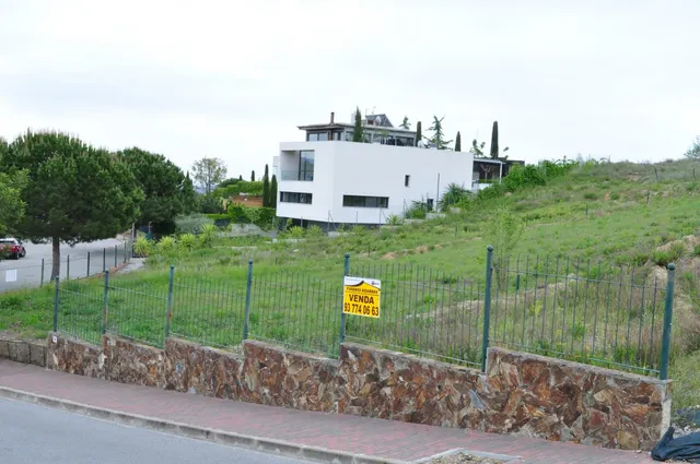 SOLAR EN LA PRESTIGIOSA ZONA DEL GOLF DE MASIA BACH — 2