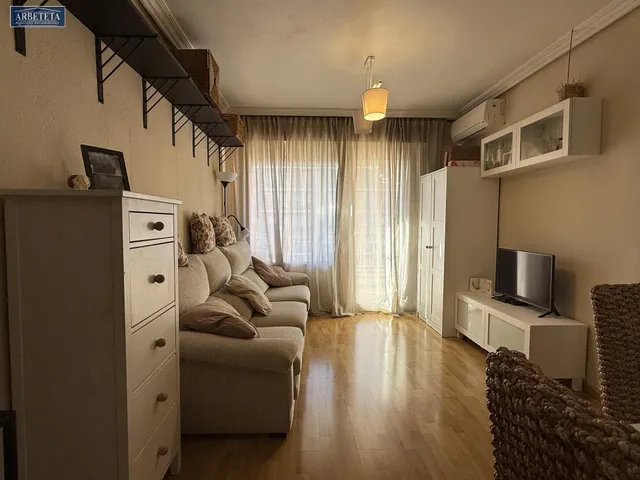 INMOBILIARIA ARBETETA VENDE PISO DE TRES DORMITORIOS Y TERRA