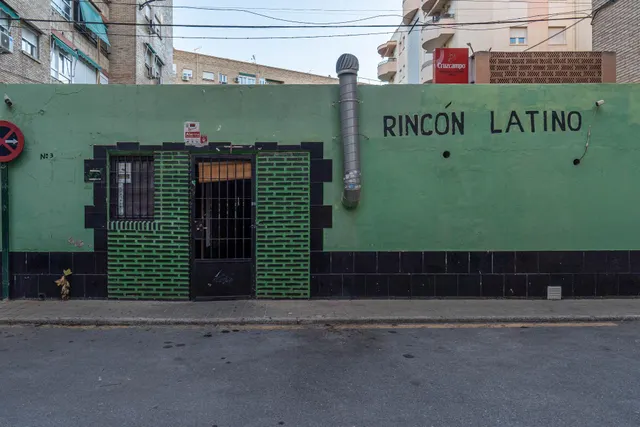 Local comercial de 200 m2 cerca del estadio Los Carmenes, magnifica oportunidad de inversion — 2