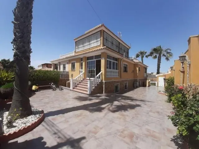 Casa 6 habitaciones 350m² en venta - Zona los Frutales — 28