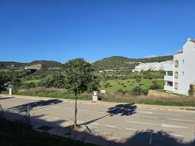 Parcela de 534 m2 en Estepona con vistas a golf y montaña - foto 2