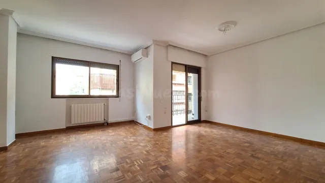 Piso SIN AMUEBLAR de 4 dormitorios, dos baños y plaza de gar