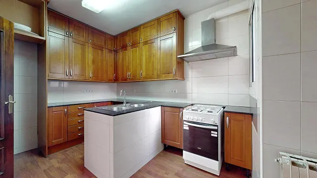 Vivienda en quinta planta con vistas panorámicas, luminosa, con 5 amplias habitaciones. — 13