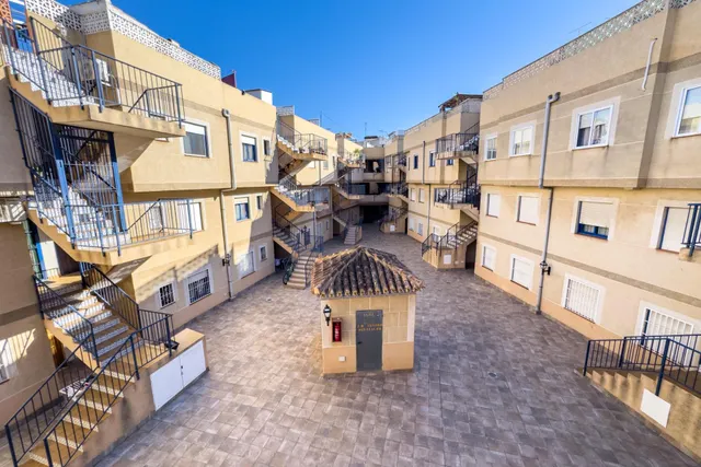Piso en primera planta en Plaza de La Habana (Parque del Cuba) — 70 m2, 3 dormitorios, balcón amplio y patio comunitario — 31