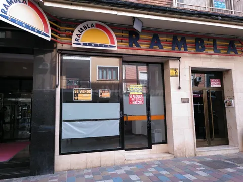 LOCAL COMERCIAL MUY CENTRICO EN ESQUINA