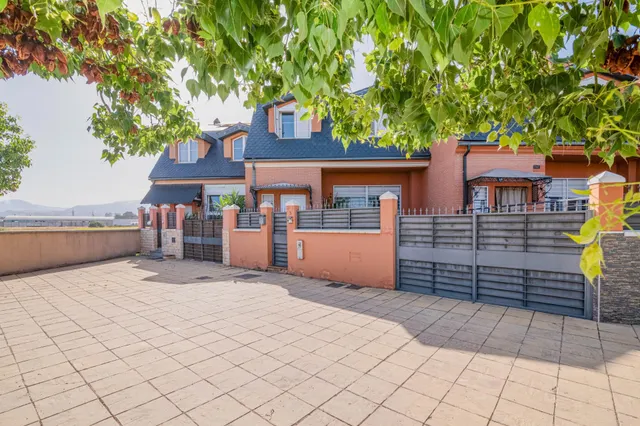 MODERNA CASA DE ESTILO NÓRDICO CON PISCINA, EN INCREIBLE UBI - foto 2