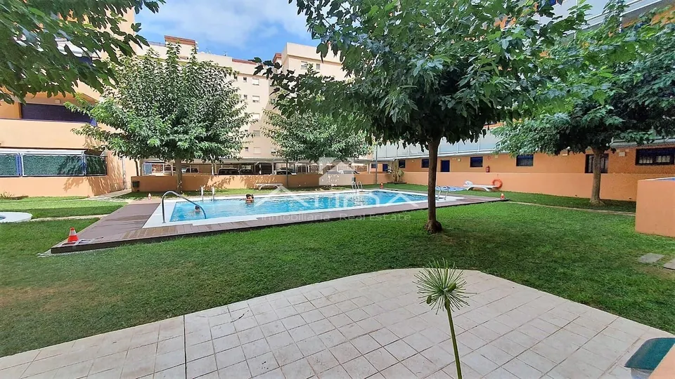 Apartamento en planta baja situado en 3ª línea playa Daimús a solo 150 metros del mar,