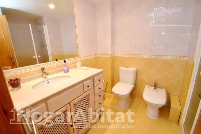 Vistas al mar en primera línea y terraza en este luminoso apartamento exterior en la playa del Mareny Blau — 32