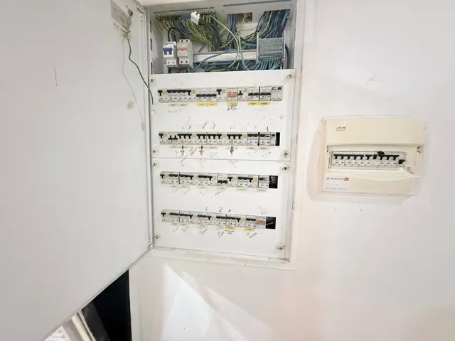 ¡Tu negocio en el foco de atención! Local comercial de 97 m2 muy luminoso en Carolinas Bajas — 24