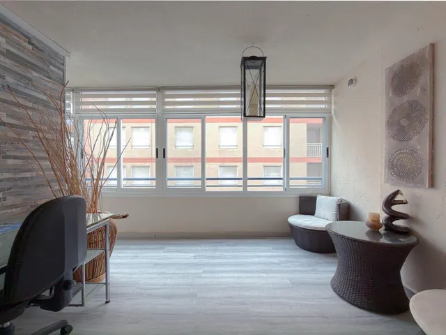 Acequion! Impresionante apartamento reformado con diseño vanguardista y toques rústicos + Enorme terraza con vistas laterales al mar y piscina comunitaria (150 mts playa) — 11