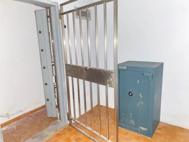 LOCAL CÉNTRICO LAZURTEGUI INVERSION (Se vende con inquilino) — 11