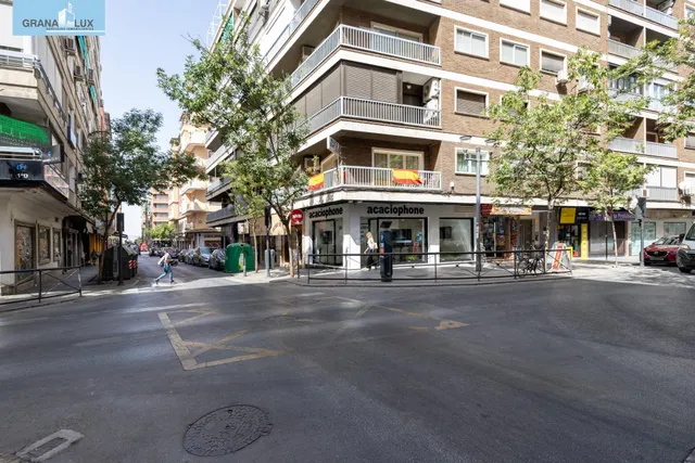 Oportunidad de negocio por jubilación. Se vende local con negocio instalado y funcionado. Ancha de Gracia. — 2