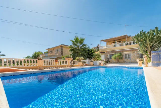 Chalet pareado con piscina, amplia parcela y alta eficiencia energética en Los Balcones — 43
