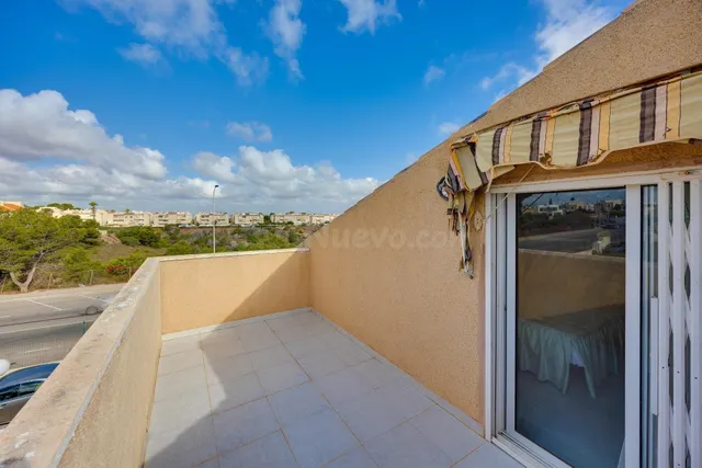 ESPECTACULAR BUNGALOW EN PLANTA ALTA CON PISCINA COMUNITARIA - foto 2